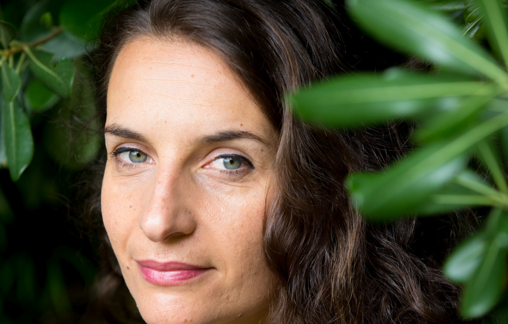 Um retrato ácido do presente neoliberal, na visão da portuguesa Joana Bértholo
