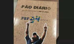 Governo Bolsonaro distribui livros a agentes da PRF com a orientação de que leiam a Bíblia