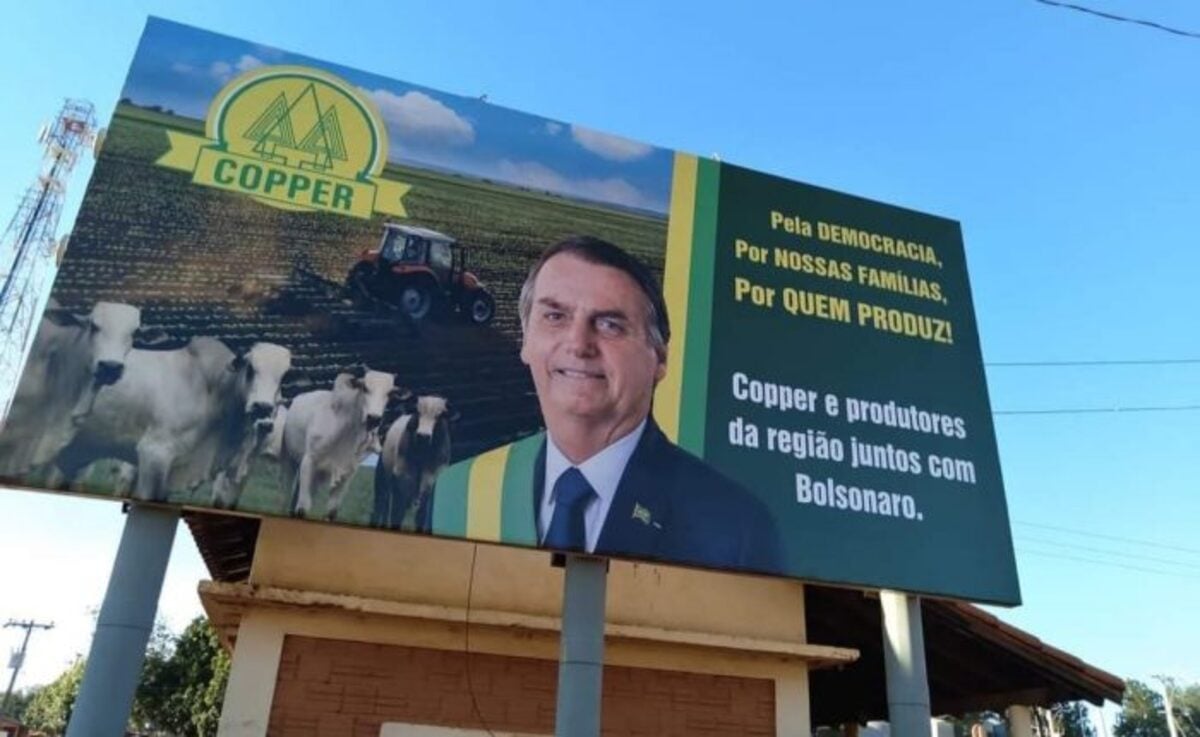 Propaganda antecipada: TSE multa cooperativa por outdoor com imagem de Bolsonaro