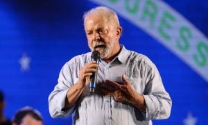 'Roubaram o povo o ano inteiro e agora estão reduzindo a gasolina', diz Lula sobre governo