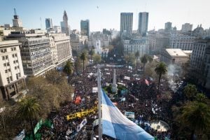 Argentinos vão às ruas em defesa da democracia e em apoio a Cristina; veja fotos e vídeos