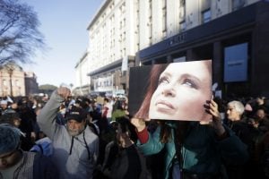 Cristina presta depoimento e relata não ter percebido a tentativa de assassiná-la