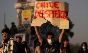 Estudantes protestam no Chile antes da mudança de gabinete