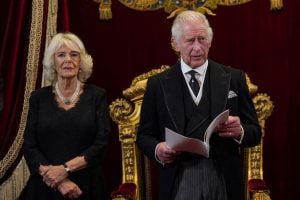 Charles III terá que se acostumar a não expressar posições políticas após ser proclamado rei