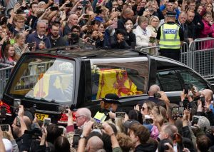 Corpo de Elizabeth II deixa castelo de Balmoral e segue para Edimburgo, capital da Escócia