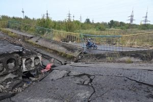 Ucrânia afirma que encontrou 450 sepulturas perto de cidade reconquistada