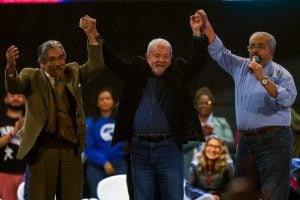 Lula repudia violência política na campanha e diz que Bolsonaro 'não vai extirpar o PT'