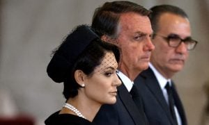 Michelle vai aos EUA alinhar defesa com Bolsonaro no caso das joias, diz jornal