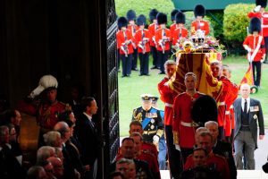 Rainha Elizabeth II é sepultada em Windsor após 11 dias de cerimônias