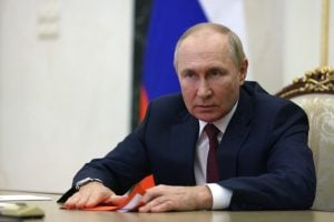 Putin decreta independência de duas regiões da Ucrânia