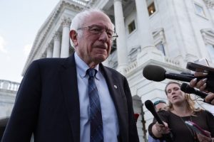 Bernie Sanders pede respeito ao resultado da eleição no Brasil e reforça: 'o mundo está observando'