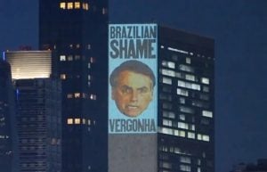 'Vergonha': Imagens contra Bolsonaro são projetadas em prédio da ONU antes de discurso do presidente