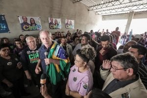 Ciro acusa Lula e Bolsonaro de se venderem 'ao sistema'