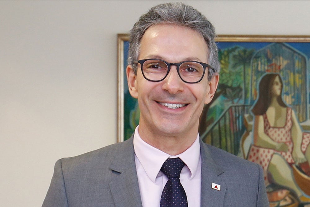 Zema aprova lei que aumenta seu próprio salário em quase 300%