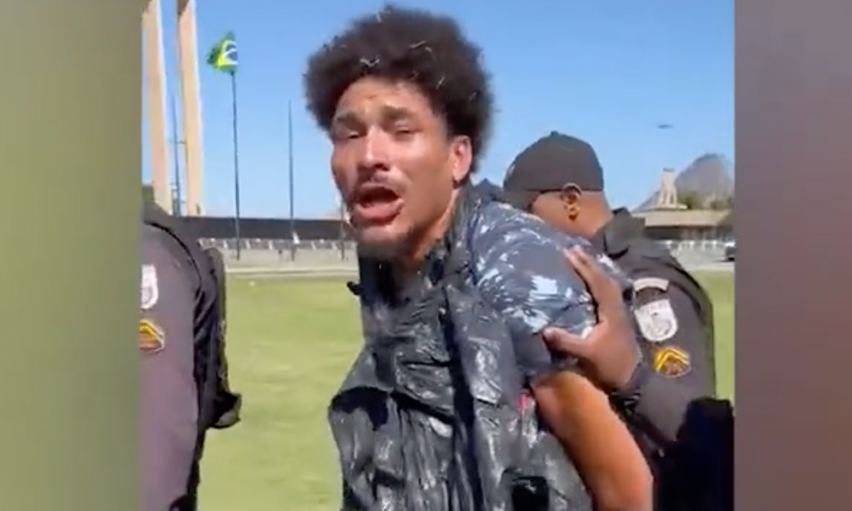 VÍDEO: Morador de rua é detido após tentar se aproximar de Bolsonaro no RJ