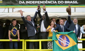 Campanha de Lula vai ao TSE contra Bolsonaro por ‘abuso de poder político e econômico’