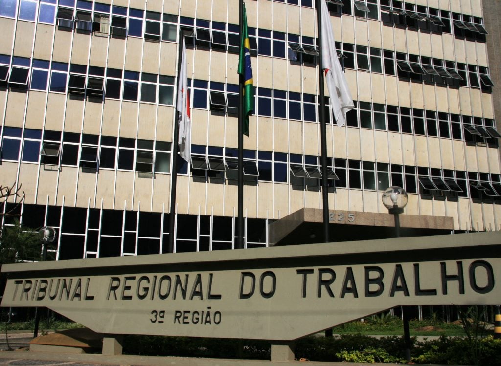 Advogado dá voz de prisão a desembargador após ordem para sair de tribunal