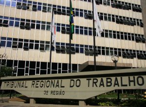 Advogado dá voz de prisão a desembargador após ordem para sair de tribunal