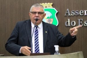 Deputado do PL faz ameaça em ato em Fortaleza: 'Se a gente não ganhar nas urnas, vamos ganhar na bala'; veja vídeo