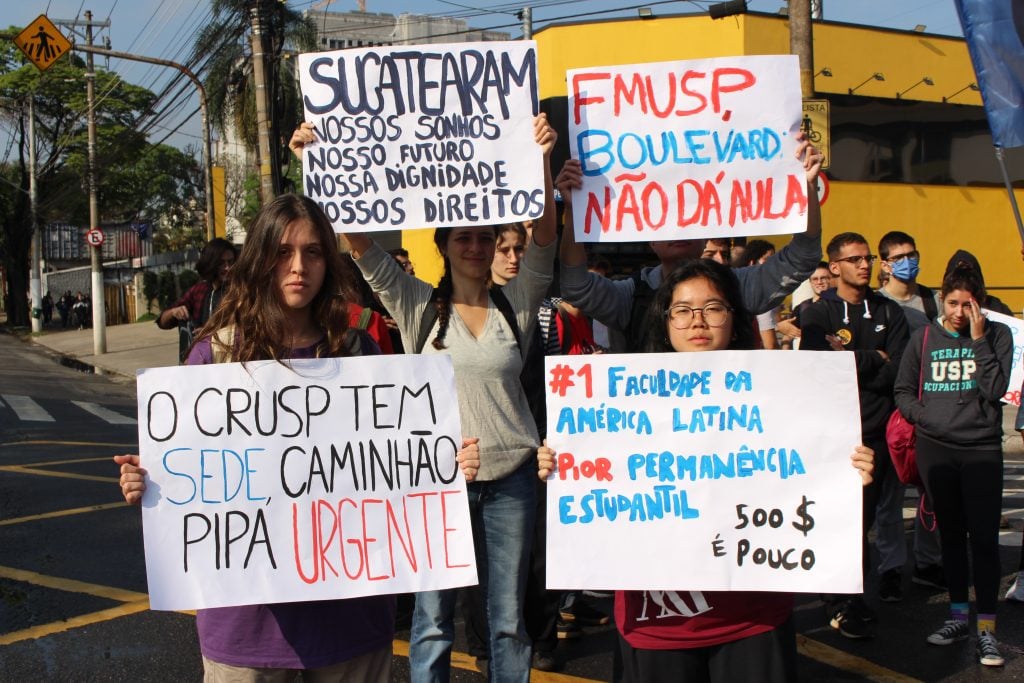 Alunos da USP protestam contra falta d’água em alojamento estudantil