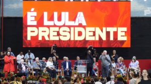 Lula pede ‘esforço nas redes’ para vencer no 1º turno: ‘Precisamos de quem fica agarrado no celular’