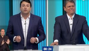 'Fica tranquilo, eu não vou perguntar onde você vota', diz Elvis Cezar a Tarcísio no debate da Globo