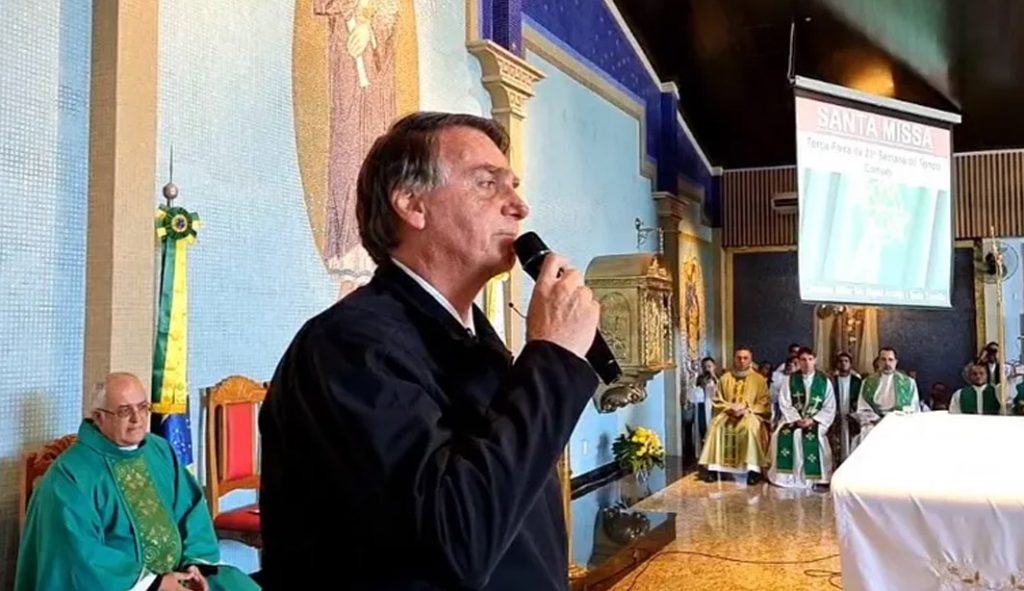 Bolsonaro usa missa como palanque no DF: ‘Afastai para longe de nós a peste do comunismo’