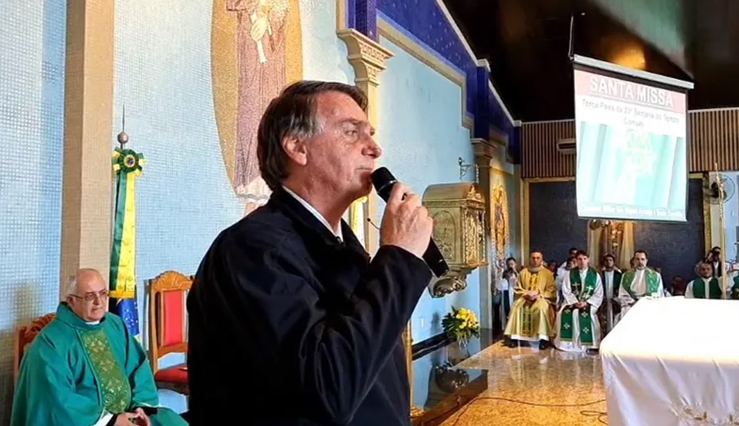 Bolsonaro usa missa como palanque no DF: ‘Afastai para longe de nós a peste do comunismo’