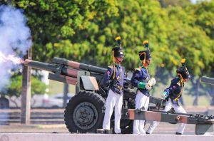 7 de Setembro: Exército alerta moradores de Copacabana sobre 'possíveis danos' com salva de tiros