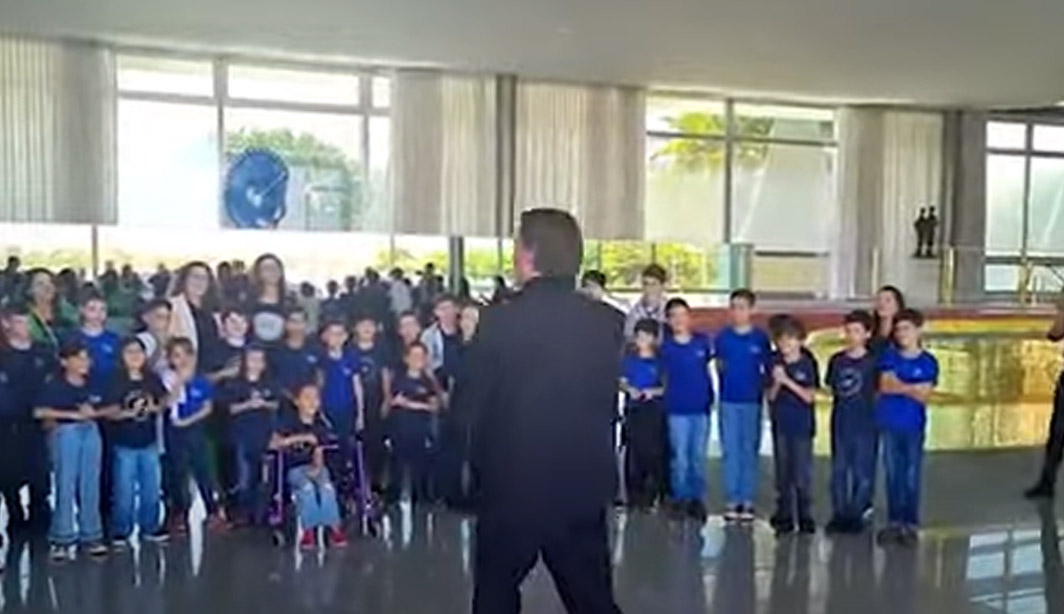 Bolsonaro usa encontro com crianças para atacar Lula: ‘o sem dedinho faz mal’