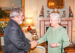 Elizabeth II reinou com premiês de diferentes linhas ideológicas, destaca Lula; veja reações de presidenciáveis
