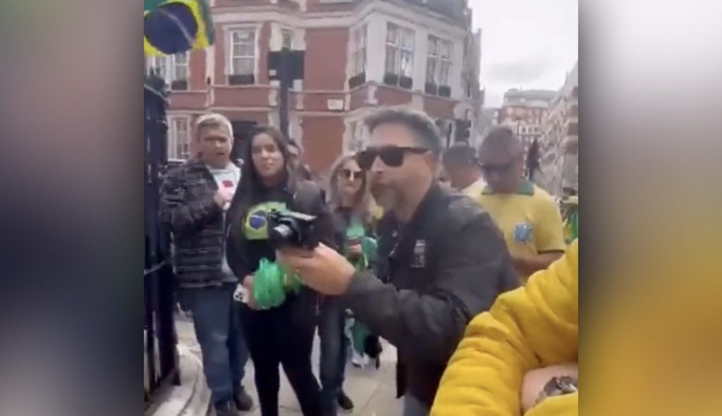 ‘Vocês não são bem-vindos aqui’, dizem bolsonaristas em Londres a jornalistas da BBC