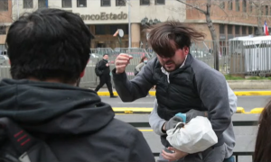 Irmão do presidente do Chile é agredido dias antes de plebiscito sobre a Constituição