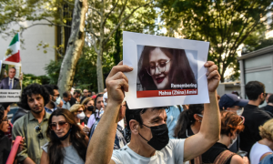 Iranianas da diáspora protestam pela morte de jovem detida