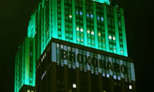 ‘Broxonaro’ e ‘tchutchuca’: as mensagens anti-Bolsonaro são projetadas em Nova York