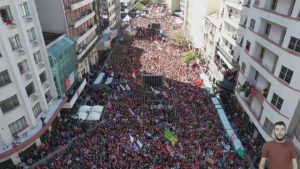 Em comício lotado em Curitiba, Lula diz que Forças Armadas cumprirão papel constitucional em novo governo