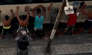 Jovens são revistados por PMs após protestarem contra motociata bolsonarista no Rio, diz site