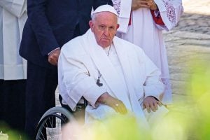 Papa Francisco, hospitalizado em Roma, está melhor e voltou ao trabalho