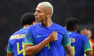 Banana é arremessada contra Richarlison durante amistoso do Brasil contra a Tunísia