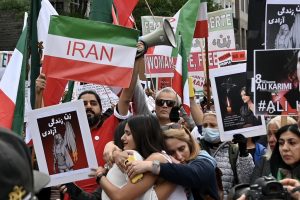 Repressão a protestos no Irã deixou pelo menos 82 mortos, afirma ONG