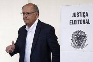 'Queremos um governo solidário e democrático e um país sem violência', diz Alckmin após votar