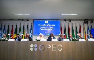 Opep+ decide reduzir em 2 milhões de barris diários sua produção de petróleo