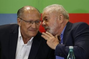 Lula indica foco em comícios no 2º turno e impõe limite a debates na TV