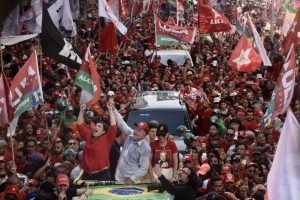 Lula pede que apoiadores evitem provocações de bolsonaristas: 'A nossa vingança vai ser no voto'