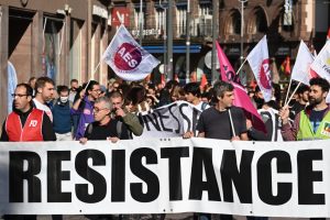 Transportes, educação, eletricidade: greve geral promete paralisar a França nesta terça