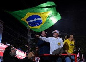 Bolsonaro gasta dinheiro do Estado para fazer campanha, mas governa para seus milicianos, diz Lula