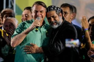 'Deve estar aguardando o padre de festa junina para a extrema-unção', diz Soraya sobre silêncio de Bolsonaro