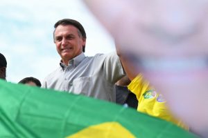 Na reta final, Bolsonaro tenta ligar o PT a supostas irregularidade em propagandas de rádio