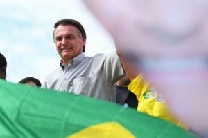 Na reta final, Bolsonaro tenta ligar o PT a supostas irregularidade em propagandas de rádio