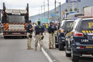 Bloqueio de estradas é obra de criminosos, diz presidente da Frente Parlamentar de Caminhoneiros